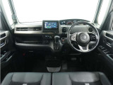 ◆視界広々で非常に運転しやすくロングドライブでも疲れを感じさせないすっきりとまとまったインパネ周りです。