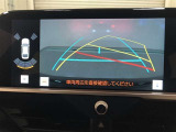 【パノラミックビューモニター(床下透過表示機能付)】クルマを上から見たような画像をディスプレイに表示し、運転席から確認しにくい箇所も確認できます。車両直下及びタイヤ付近のアンダーフロアの確認も可能です