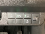 ハンドルの右側にはヘットライトリベライザーとHondaセンシング用のメインスイッチがついています。ヘッドライトリベライザーは道路状況や積荷の加重に応じてライトの高さを調節できます。