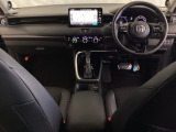 車内は光触媒抗菌消臭施工済です。インパネ周りはスタイリッシュなデザインです。グローブボックスやカップホルダーのほかにトレーなどたくさんの収納スペースが付いています。