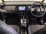 車内は光触媒抗菌消臭施工済です。インパネ周りはスタイリッシュなデザインです。グローブボックスやカップホルダーのほかにトレーなどたくさんの収納スペースが付いています。