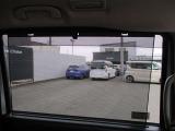 ロールサンシェードで眩しい光も安心の装備です。