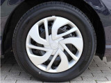 タイヤサイズは、185/65R15です。デザインにも優れている純正アホイールキャップが装備され、足元を引き締めます。