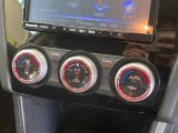 【オートエアコン】一度お好みの温度に設定すれば、車内の温度を検知し風量や温度を自動で調整。暑い&hellip;寒い&hellip;と何度もスイッチ操作をする必要はありません。快適な車内空間には必須の機能ですね♪