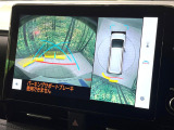 【パノラミックビューモニター】専用のカメラにより、上から見下ろしたような視点で360度クルマの周囲を確認することができます☆死角部分も確認しやすく、狭い場所での切り返しや駐車もスムーズに行えます。