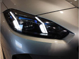 【LEDヘッドライト】先進のLEDテクノロジーを採用。放射される白色光の周波特性は太陽光に近く、バイキセノン・ヘッドライトを上回るコントラストで更に明るく輝きます!