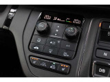 フルオートエアコンを装備しております。車内の温度設定だけでなくPM2.5にも対応した高性能集塵フィルターも装備しており車内はいつも快適空間です。