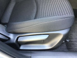 運転席シートリフター!ご自分の好きなシートポジションが取れるので運転が楽しくなりますし疲れにくいです。