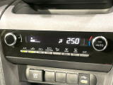 【オートエアコン】一度お好みの温度に設定すれば、車内の温度を検知し風量や温度を自動で調整。暑い&hellip;寒い&hellip;と何度もスイッチ操作をする必要はありません。快適な車内空間には必須の機能ですね♪
