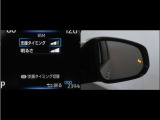 隣車線を走る車両をレーダーで検知し、ドアミラーでは確認しにくい後側方エリアに存在する車両に加え、急接近してくる車両も検知します。車両を検知するとドアミラーに搭載されたLEDインジケーターが点灯します。
