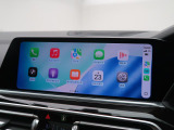 【アップルカープレイ】iPhoneがBMW車両とワイヤレスで接続されます。Apple CarPlayでは、オーディオストリーミングやメッセージングアプリがディスプレイに表示されます。