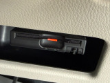 【ETC車載器】がついておりますので高速道路などの有料道路の料金所を停止することなく通過できます。当店でセットアップも可能ですのでご納車当日よりご利用いただけます。