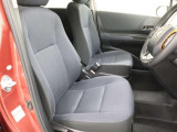 高いホールド性で運転姿勢が安定します。長距離ドライブでも疲れにくいのが魅力です。快適なドライビングライフをお送りください♪
