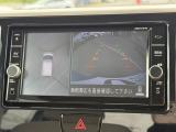 【マルチビューカメラ】搭載で専用カメラにより上空から見下ろしたような映像でディスプレイに表示されます。自車と駐車位置関係を一目で確認できるので死角の部分も確認しやすく駐車もスムーズに行えます