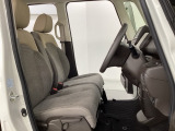 女性でも運転がしやすいように、シートの高さ調整機能(シートリフター)がついています。運転席と助手席の間が空いている為、助手席側への移動がスムーズです。交通量の多い道でも助手席側から乗り降りができます。