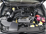 スバルと言えば水平対向エンジン。車体の低い位置に搭載されているため、衝突時にはエンジンルーム下部に潜り込み、室内の乗員の安全性向上に寄与します。