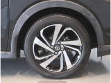 純正のアルミホイール装着車です。タイヤサイズは195/60R17です。
