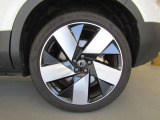 タイヤサイズ フロント:235/45R20 リア:255/40R20