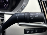 【オートライト(AUTO)】外の明るさをシステムが感知して、自動でヘッドライトが点灯します。ヘッドライトをつけ忘れを防ぐ便利機能です。