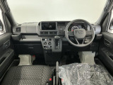 【インパネ】運転のしやすさを最優先に設計された見晴らしの良いフロントビュー。車両間隔が掴みやすく狭い道でも安心♪「安全」と「品質」を最優先に、安心してお乗りいただけるクルマを提供いたします。