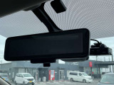 車両後方のカメラ映像を映し出し、車内の状況や、天候などに影響されずいつでもクリアな後方視界が得られるインテリジェントル-ムミラ-が装備されております。
