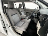前席はベンチシート!運転席助手席間の移動ができます!小物入れを兼ねたひじ掛け付!フロアマットは社外品です。