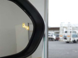 &rdquo;隣の車線を走る車両をレーダーで検知し、ドアミラーでは確認しにくい後側方エリアに存在する車両に加えて、急接近してくる車両も検知します。車両を検知するとドアミラーに搭載されたLEDインジケーターが点灯