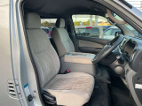 運転席は視認性や操作性を重視したつくりで、どなたでも扱いやすく快適にお乗りいただけます。清掃を行い、安心してご覧いただける状態で展示しております。