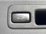 【パワーバックドア】スマートキーや運転席のボタンを押すだけでリアゲートが自動で開閉します!荷物を持っている時や、高い位置にあるバックドアを閉める際に便利な機能です♪