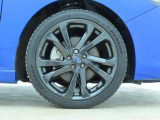 純正18インチアルミホイール装備・タイヤサイズ225/40R18