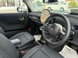MINIの内装はとにかく『円』に拘ったデザインコンセプトが一目で伝わってきます。これほど円形に拘った車は他に御座いません。伝統のデザイン、トグルスイッチなど遊び心のある内装で御座います。