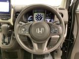 ハンドルにHondaセンシング系のクルーズコントロールやレーンキープアシストなどのスイッチと、オーディオの操作スイッチが装備されています。ハンドルから手を離さず安全に操作できます。