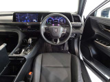 革巻きステアリングで快適な操作性の運転席です。
