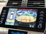 【マルチテレインモニター】車のフロントやサイドのカメラ画像を同時にモニター表示することで、悪路や狭い道を走行時でも周囲の状況確認ができ安心!本格SUVにうれしい装備です♪