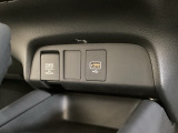 アクセサリーソケットはUSBのアダプターなどをつければ、スマホの充電にも使えます。横にはナビゲーション用の外部入力可能なUSB端子がついており、周辺には物が置けるトレーがついています。