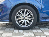 純正アルミホイール。タイヤサイズは185/60R16です。