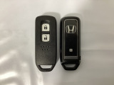 スマートキーを装備しています。鍵を差し込むことなくドアロックの開け閉めと、スタートボタン操作でのエンジンスタートができます。スペアキーも同じものを用意しております。