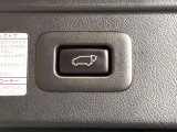 【パワーバックドア】スマートキーや運転席のボタンを押すだけでリアゲートが自動で開閉します!荷物を持っている時や、高い位置にあるバックドアを閉める際に便利な機能です♪