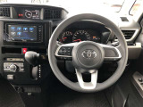 シンプルで使いやすいコクピット。視界性もよく運転しやすいですよ。スイッチ類も使いやすい場所に配置されています。
