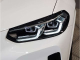 【LEDヘッドライト】先進のLEDテクノロジーを採用。放射される白色光の周波特性は太陽光に近く、バイキセノン・ヘッドライトを上回るコントラストで更に明るく輝きます!