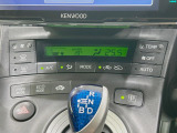 【オートエアコン】一度お好みの温度に設定すれば、車内の温度を検知し風量や温度を自動で調整。暑い&hellip;寒い&hellip;と何度もスイッチ操作をする必要はありません。快適な車内空間には必須の機能ですね♪