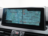 【純正ナビゲーション】BMWのナビゲーションは操作性も良く、詳細な地図情報と交通状況を見やすく表示し、快適なドライビングをサポートしながら目的地までナビゲートします。
