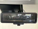 【インテリジェント ルームミラー】車両後方のカメラ映像をミラー面に映し出すので、車内の状況や、天候などに影響されずいつでもクリアな後方視界が得られます!