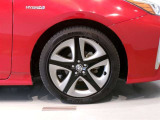 純正のアルミホイール装着車です。タイヤサイズは215/45R17です。