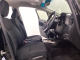 広い足元にゆったり座れるシートは長距離の運転でも疲れにくいシートです。女性でも運転がしやすいようにシートの高さ調整機能(シートリフター)がついています。