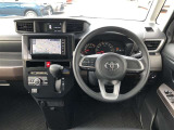 シンプルで使いやすいコクピット。視界性もよく運転しやすいですよ。スイッチ類も使いやすい場所に配置されています。