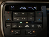 オートエアコンは左右席で独立温度コントロールが可能です。運転席はキンキンに冷やして助手席はマイルドにと言った設定が可能です☆暑さ寒さでケンカすることもなくなりますね♪