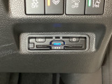 ハンドルの右下にETCがついています。高速道路の料金所の通過も楽々です!。 カードの取り出しもしやすい場所についています。