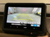 リバースギアに入れるだけで後方の表示へ切り替わります。夜間や雨の日の駐車も楽になりますよ。