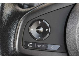 ハンドル左部分でオーディオ操作が可能。そのため、運転中でも目線をずらさずに安全運転♪スマートフォンを接続してハンズフリー通話も可能です。
